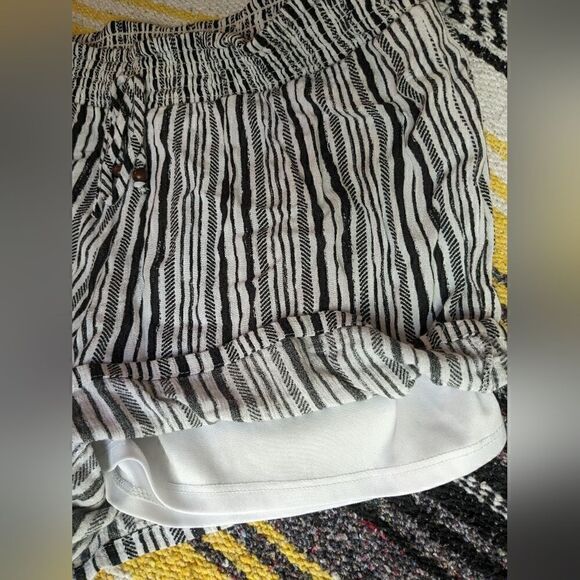 Black and white Striped Linen Shorts - Picture 4 of 10